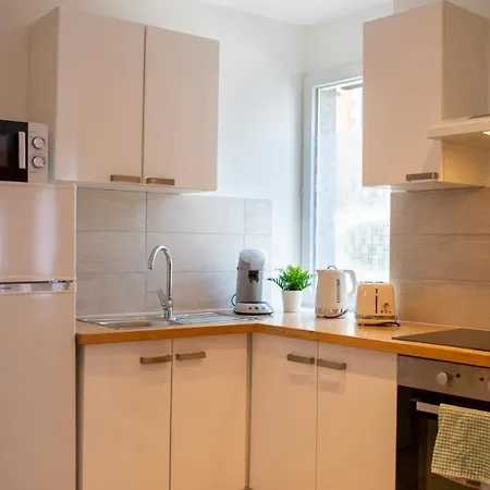 Loc Trotteur Le Safran F2 Grand Confort, Gare Sncf De